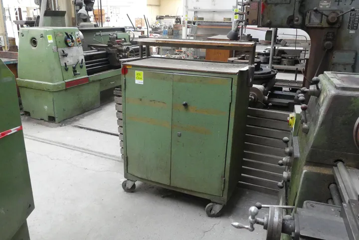 Schrank, rollbar, ohne Inhalt Maße in cm ca. 104 x 50 x 132